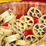 Ruote al pesto rosso