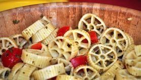 Ruote al pesto rosso
