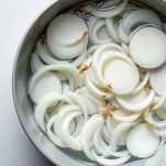 Cipolla pronta per essere unita agli altri ingredienti.