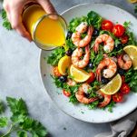 Emulsione pronta per essere versata sull'insalata.
