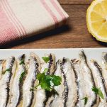 Sarde crude a marinare nella pirofila