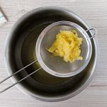 Scorza di limone nel colino