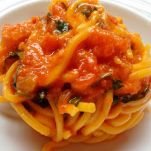 Spaghetti con bottarga e olive