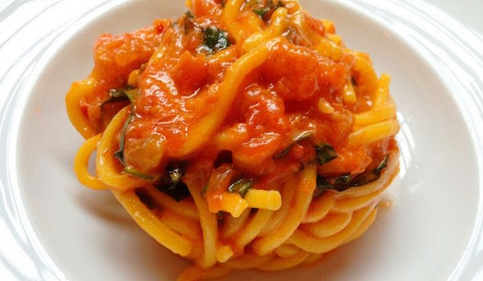 Spaghetti con bottarga e olive