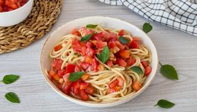 Piatto di spaghetti con il pomodoro freddo