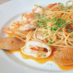 Spaghetti con sugo, vongole, polipo e gamberi