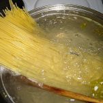 Spaghettini con uova al forno
