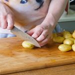 Mani femminili tagliano le patate