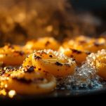 Torcinelli dorati pronti per essere scolati.