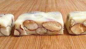 Torrone alle mandorle con miele