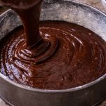 torta nera nello stampo da mettere in forno a cuocere