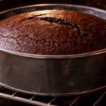 torta nera in cottura