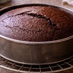 torta nera a raffreddare
