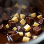copertura al cioccolato della torta nera al cacao