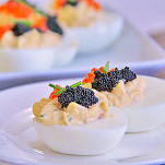 Uova sode al caviale e rucola