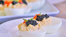 Uova sode al caviale e rucola