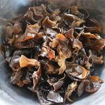 Verdure con funghi neri e salsa di ostriche