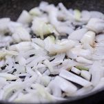 aggiungete la cipolla affettata e lasciatela soffriggere