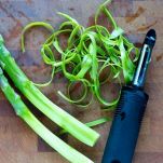 Asparagi e porri in camicia