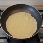 Crepes ripiene con mele e noci