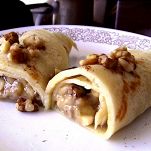 Crepes ripiene con mele e noci