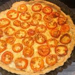 Crostata di pomodori e formaggio appena sfornata