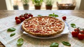 Crostata con pomodori e formaggio cotta e adagiata sul tavolo