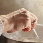 Donna mescola gli ingredienti nella pentola