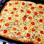 Focaccia alle cipolle e pomodori