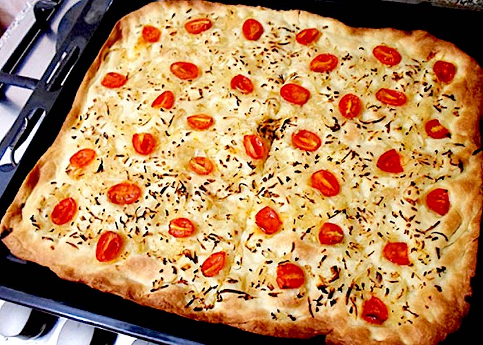 Ricetta Focaccia Alle Cipolle E Pomodori Le Ricette Di Buonissimo