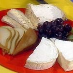 Mix di formaggi con pere e uva