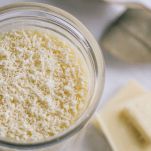 bicchiere con parmigiano grattugiato