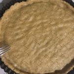 Pasta frolla nello stampo bucherellata
