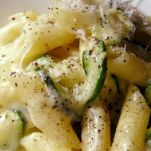 Penne con mozzarella, zucchine e bottarga