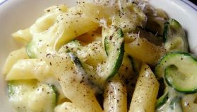 Penne con zucchine, mozzarella e bottarga