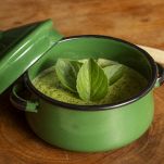 Crema di zucchine nel pentolino verde