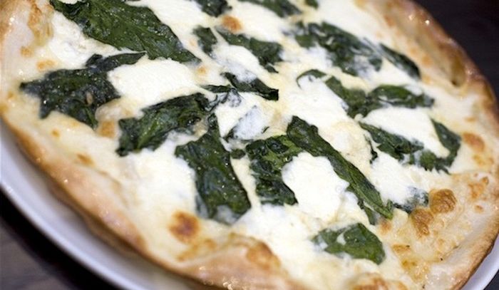 Pizza con gli spinaci e pinoli