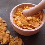 Polpettine al formaggio e fiocchi di mais