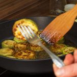 Padella con zucchine fritte in cottura