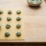 preparazione pansotti con ripieno e sfoglia