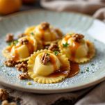 pansotti liguri coperti con la salsa di noci