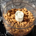 Sacchettini al brie con pere e mandorle