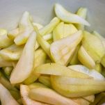 Sacchettini al brie con pere e mandorle