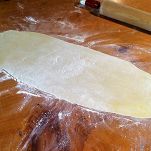 Sacchettini al brie con pere e mandorle