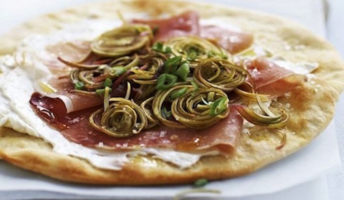 Schiacciata con culatello e carciofi