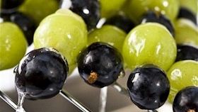 Spiedini di uva caramellati