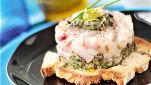 Tartare di branzino su crostini di pane