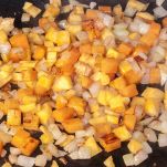 Unite i cubetti di zucca alla padella