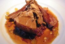 Zampone di maiale al forno con mostarda e polenta