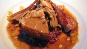 Zampone di maiale al forno con mostarda e polenta